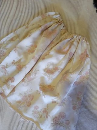 Traje Regional Niña en rosa, dorado, blanco y negr