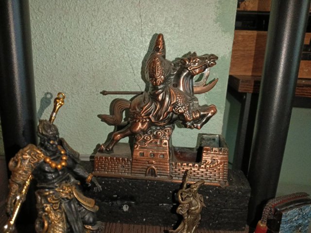 Figure decorative asiatiche, antiche, armi