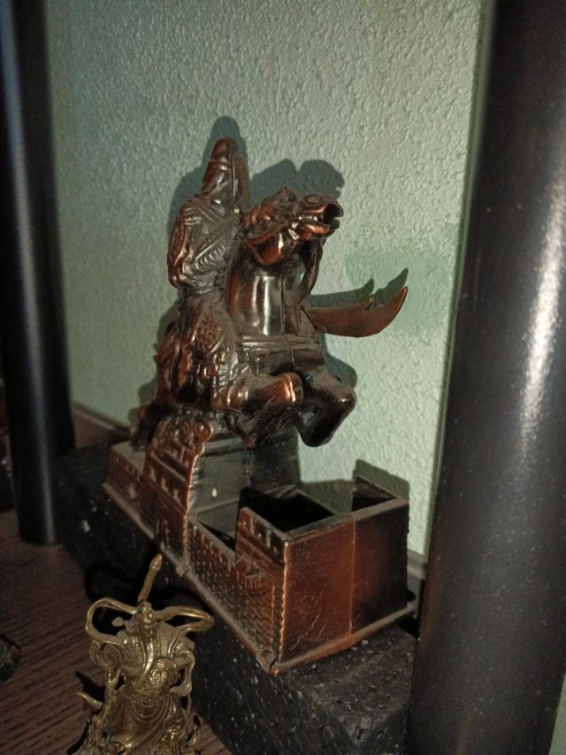Figure decorative asiatiche, antiche, armi