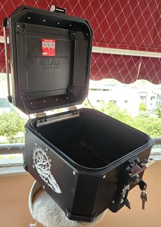 Baúl Givi Trekker 42L