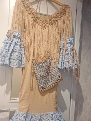 Traje de flamenca beige y azul
