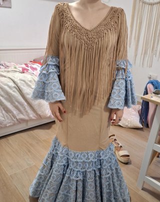 Traje de flamenca beige y azul