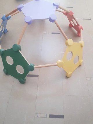 Estructura de madera,  juego  infantil geométrica