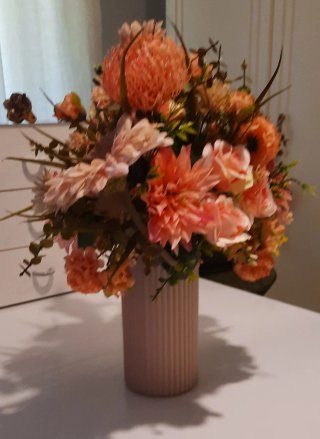 Composizione fiori artificiali beige rosa