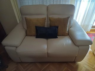 Sofá de piel beige