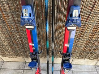 Esquís Atomic Mujer 170 cm con palos