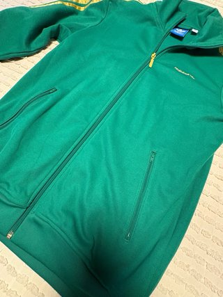Chaqueta Adidas Verde con Rayas Doradas