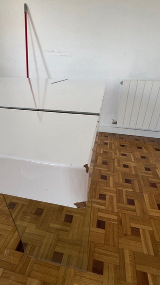 Mesa blanca con patas de cristal