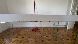 Mesa blanca con patas de cristal