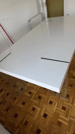 Mesa blanca con patas de cristal