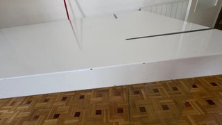 Mesa blanca con patas de cristal