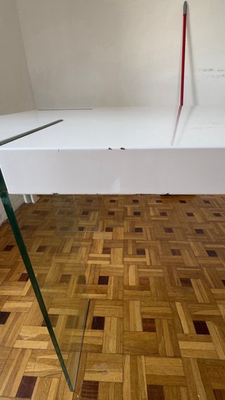 Mesa blanca con patas de cristal