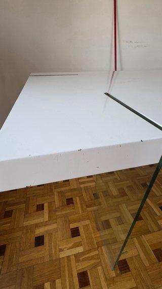 Mesa blanca con patas de cristal