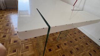 Mesa blanca con patas de cristal