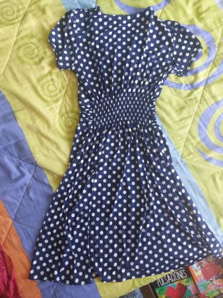 Vestido de fiesta azul con lunares blancos