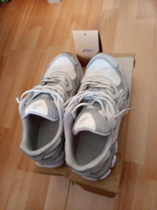 Zapatillas Asics Beige y Gris