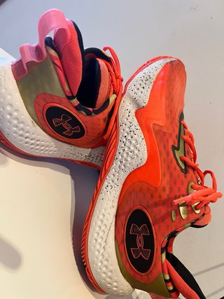 Zapatillas deportivas naranjas y doradas