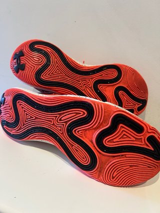 Zapatillas deportivas naranjas y doradas