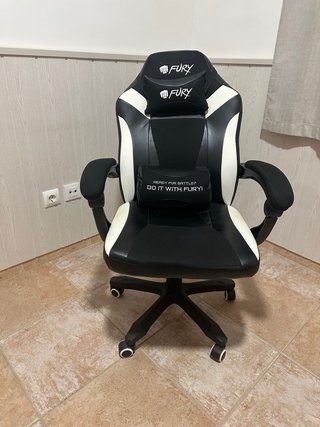 Silla Gaming Fury Avenger Negra y Blanca