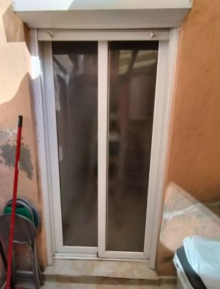 Puerta aluminio corredera con persiana