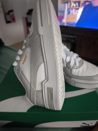 Zapatillas Puma grises y blancas