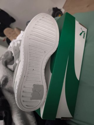 Zapatillas Puma grises y blancas