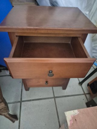 Mesita de noche de madera