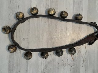 Collar con cascabeles de cuero