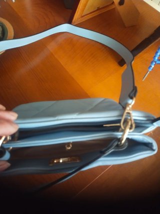 Bolso azul acolchado con tachuelas doradas