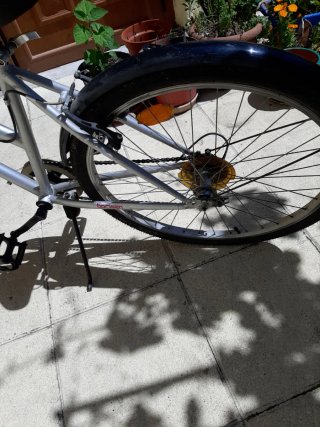 Bicicleta de paseo plateada