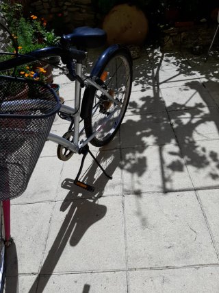 Bicicleta de paseo plateada