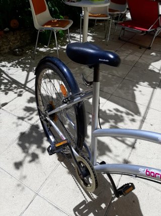 Bicicleta de paseo plateada