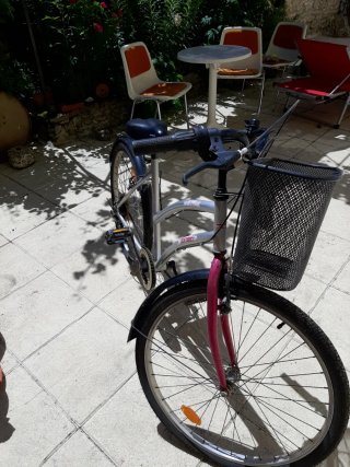 Bicicleta de paseo plateada