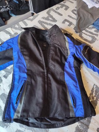 Chaqueta de moto azul y negra