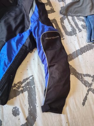 Chaqueta de moto azul y negra
