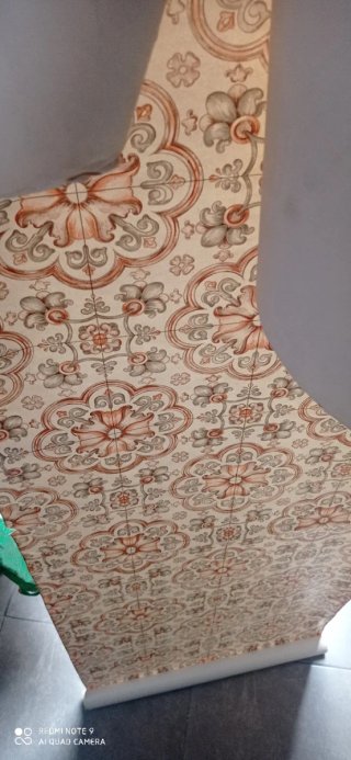 Papel pintado con diseño floral