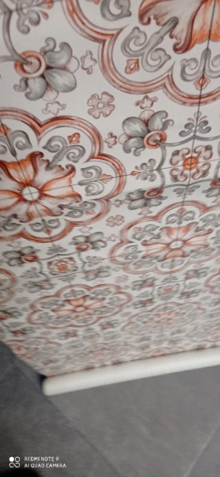 Papel pintado con diseño floral