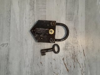 Candado antiguo de metal con llave