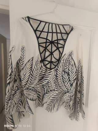 Top estampado hojas blanco y negro