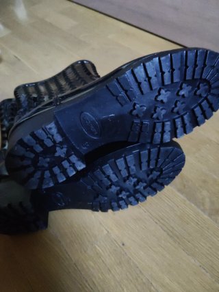 Botas de agua negras con tachuelas