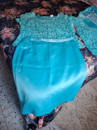 Conjunto de ropa azul y turquesa