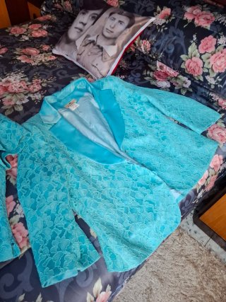 Conjunto de ropa azul y turquesa