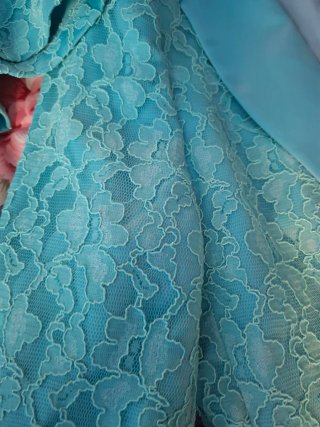 Conjunto de ropa azul y turquesa