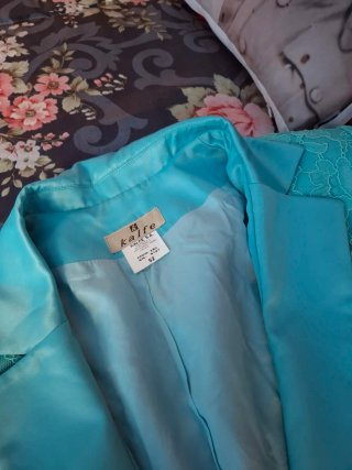 Conjunto de ropa azul y turquesa