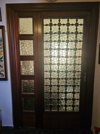 Puerta madera con cristal decorado