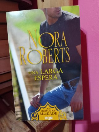 Libro "Una larga espera" de Nora Roberts