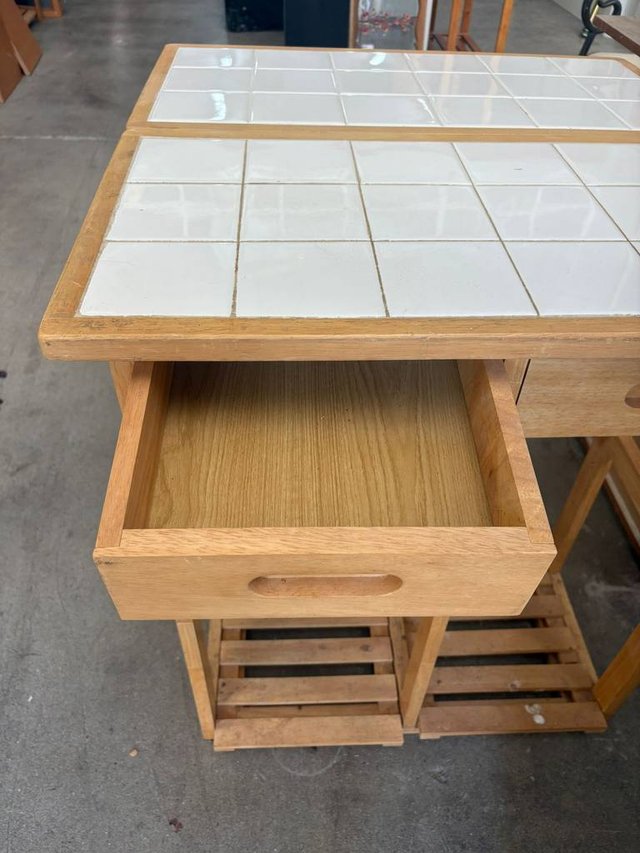 MESA DE COCINA CON TABURETES