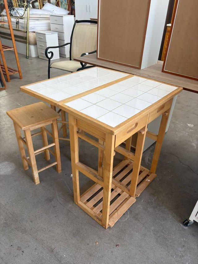 MESA DE COCINA CON TABURETES