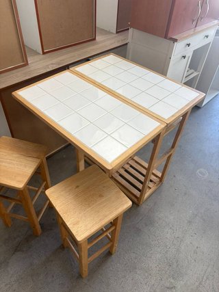 MESA DE COCINA CON TABURETES