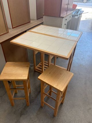 MESA DE COCINA CON TABURETES